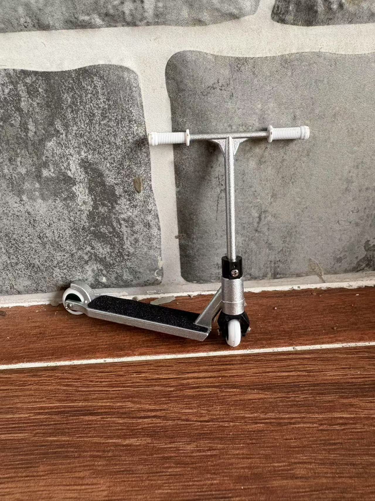 LEEFAI 2 Packs Alloy Pro Finger Scooter Set wth fingerpant and Replace Accessories