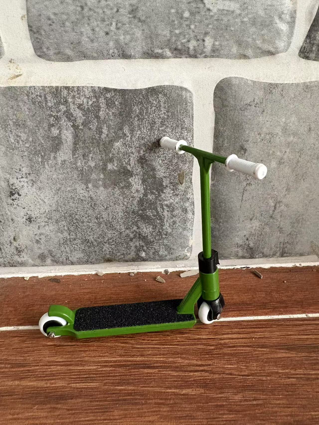 LEEFAI 2 Packs Alloy Pro Finger Scooter Set wth fingerpant and Replace Accessories