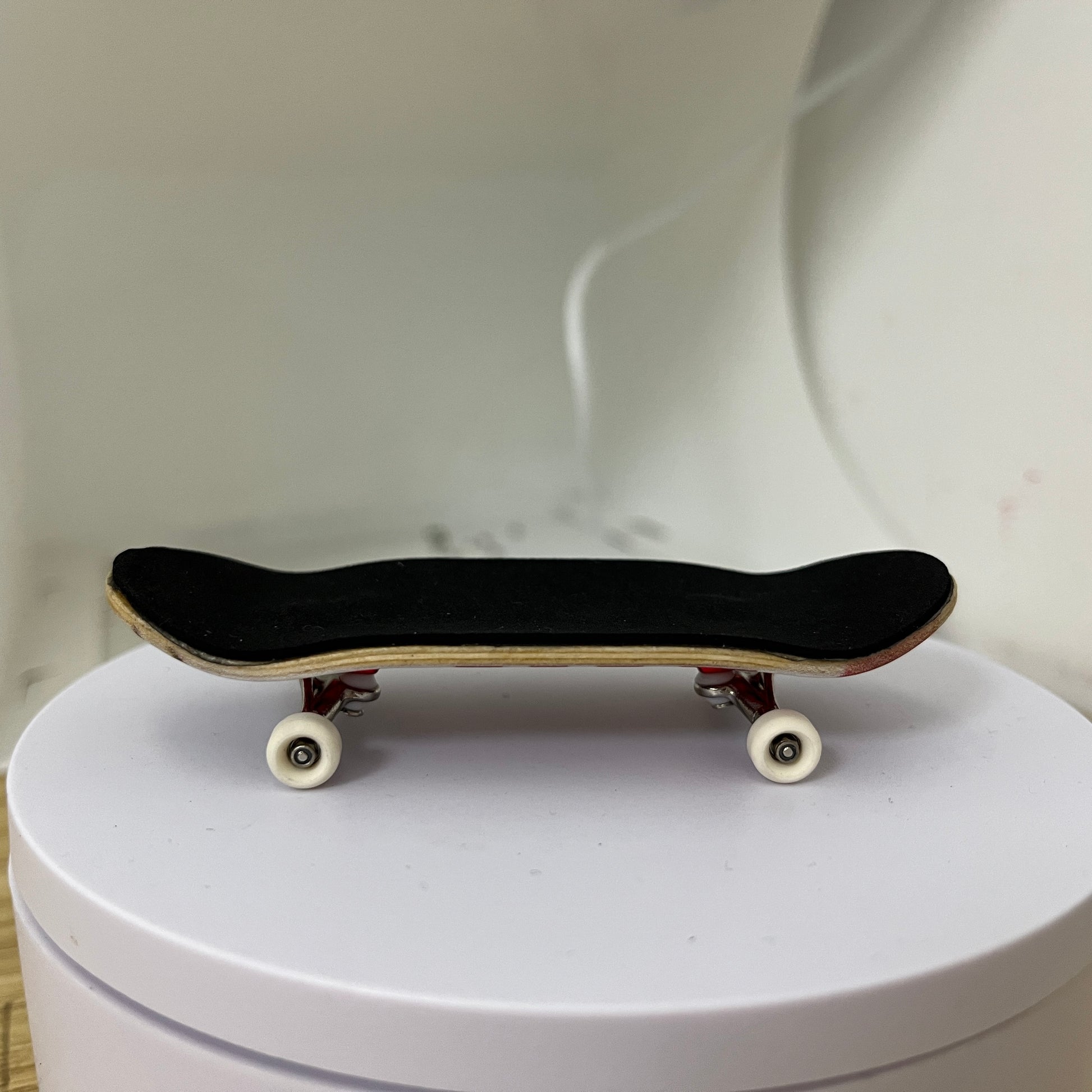 LEEFAI Pro Vingerboard set up (compleet) Op3ra V1-34 x 96 mm handgemaakte 5 lagen maples houten deck -medium concave medium kick -UV print Graphic-The Mate (litez LEEFAI Pro Vingerboard set up (compleet) Op3ra V1-34 x 96 mm handgemaakte 5 lagen maples houten deck -medium concave medium kick -UV print Graphic-The Mate (litez