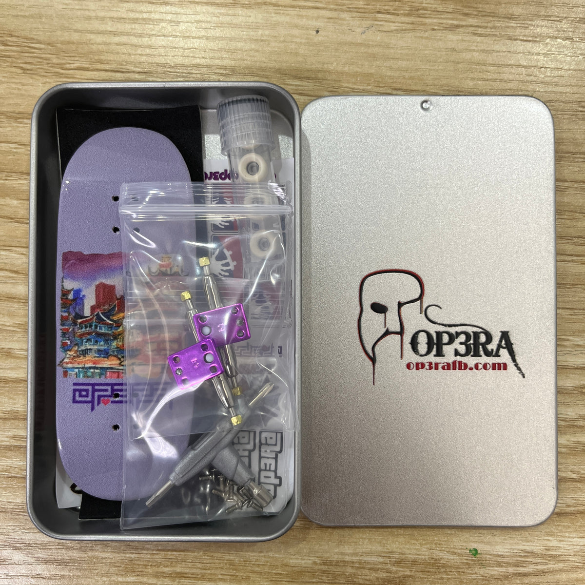 Feuille d'érable en couleurs d'automne, aquarelle main dessiner illustration | Photo Premium